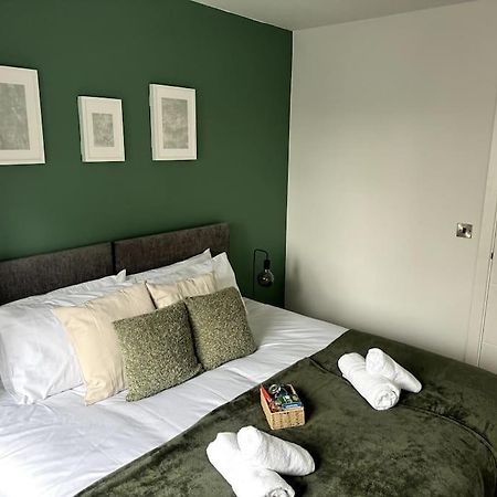 Luxury Oaks Suite, Free Private Parking, 2 Bed 2 Bathroom Apartment, Central Solihull Birmingham Extérieur photo