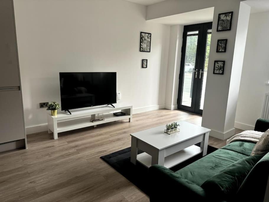 Luxury Oaks Suite, Free Private Parking, 2 Bed 2 Bathroom Apartment, Central Solihull Birmingham Extérieur photo