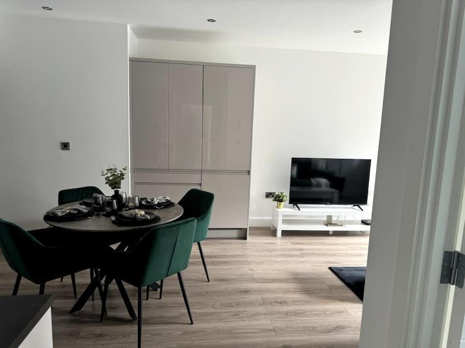 Luxury Oaks Suite, Free Private Parking, 2 Bed 2 Bathroom Apartment, Central Solihull Birmingham Extérieur photo