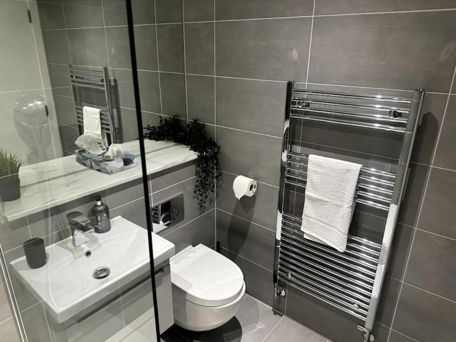 Luxury Oaks Suite, Free Private Parking, 2 Bed 2 Bathroom Apartment, Central Solihull Birmingham Extérieur photo
