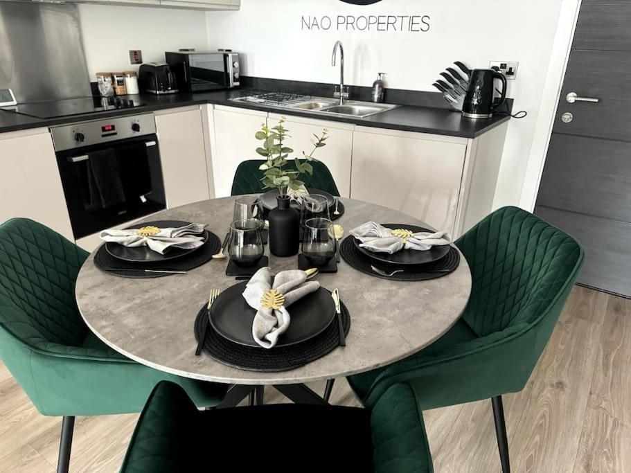 Luxury Oaks Suite, Free Private Parking, 2 Bed 2 Bathroom Apartment, Central Solihull Birmingham Extérieur photo