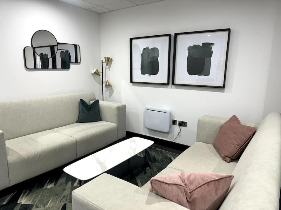 Luxury Oaks Suite, Free Private Parking, 2 Bed 2 Bathroom Apartment, Central Solihull Birmingham Extérieur photo